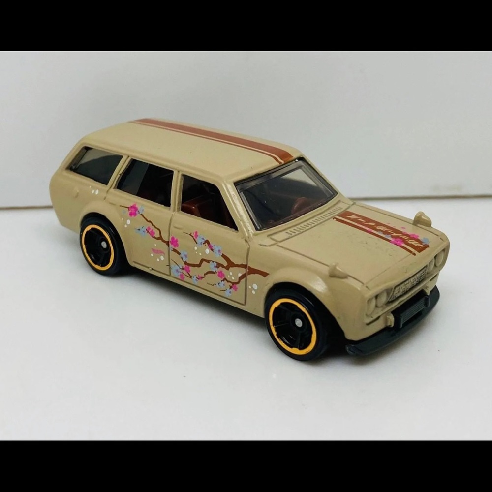 Hot Wheels 1971 '71 Datsun 510 Wagon JDM Beige Japanese blossom 1:64